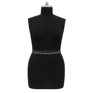 Détail d'une chaîne de corps argentée multicouche avec pendentif cœur sur mannequin