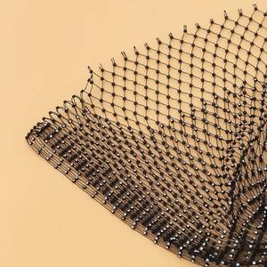 Makro-Detail des sexy schwarzen Netzstoffs mit funkelnden Strasssteinen für Clubkleider