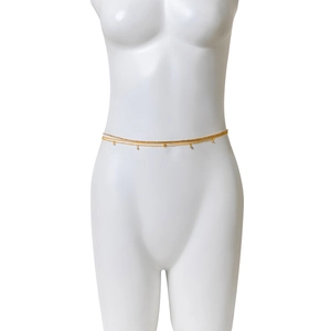 Détail de chaîne de taille dorée multicouche avec perles en métal sur mannequin blanc