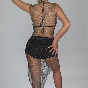Detail von sexy schwarzem Strass-Fischnetzkleid mit rückenfreiem Schnürdesign und Kristallen