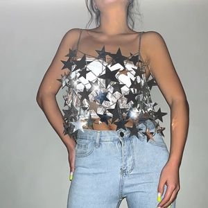 Dettaglio macro del top sexy catena corpo con paillettes a stella argento e maglia metallo