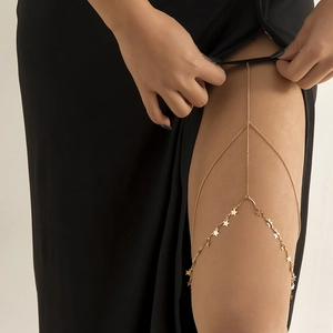 Detail van de goudkleurige meerlaagse dijketting met delicate sterhangers en kwastjes