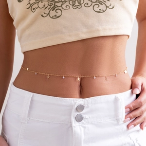 Chaîne de taille dorée chic avec pendentifs étoiles et perles de cristal pour femmes