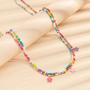 Dettaglio della catena da vita estiva con ciondoli a fiori in smalto e perline colorate