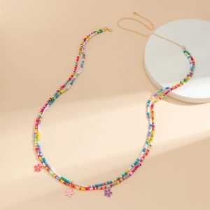 Dettaglio della catena corpo in perline colorate con fiori smaltati e chiusura oro
