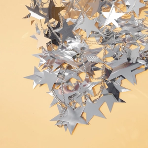 Dettaglio ravvicinato delle paillettes a stella d'argento e maglie della catena del corpo
