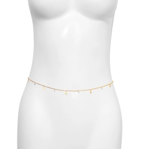 Détail de la chaîne de taille dorée avec étoiles délicates et pendentifs en cristal d'eau