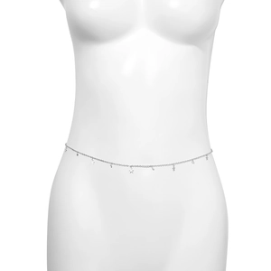 Gros plan d'une chaîne de taille argentée avec de petits pendentifs étoiles sur un mannequin
