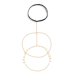Detail van de dijketting met sterbedeltje, gouden ringen en zwarte elastische band