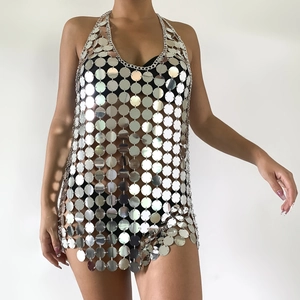 Robe chaîne de corps sexy à paillettes argentées avec décolleté licou pour fêtes