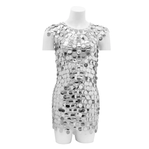 Mini abito sexy con paillettes argentate e dischi traforati per stile street e club