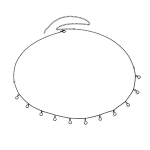 Détail de la chaîne de taille en métal noir avec strass brillants et fermoir réglable