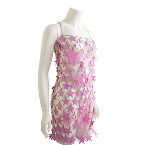 Dettaglio dell'abito a catena con paillettes a stella rosa e maglie in metallo forate