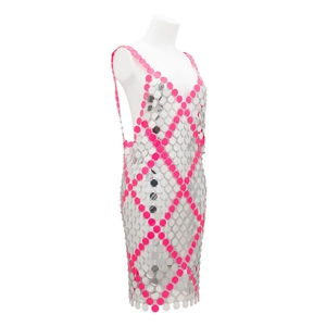 Detalle del vestido de cadena con lentejuelas rosa y plata y patrón de diamantes