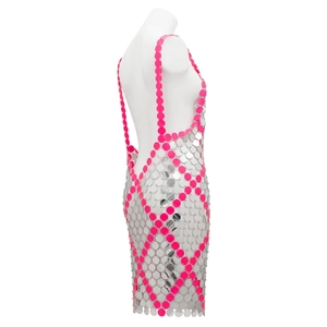 Detalle de vestido de cadena corporal con lentejuelas plateadas y rosa neón con aros