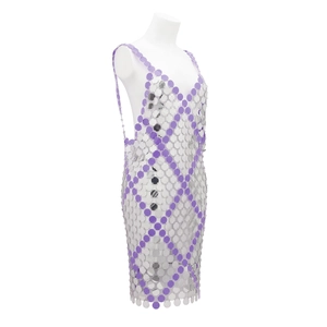Detalle de vestido de cadena corporal con lentejuelas moradas y plateadas con cuello en V