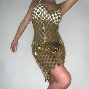 Abito a catena per il corpo con paillettes dorate e patchwork di dischi metallici con bretelle