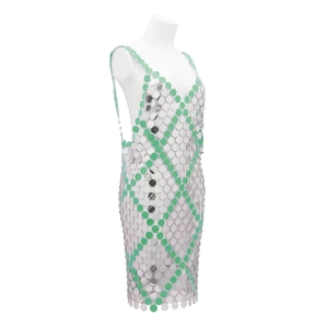 Detalle de malla metálica de lentejuelas verdes y plateadas en un vestido sexy de cadena