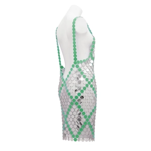 Detalle de lentejuelas plateadas y verdes cosidas en un vestido sexy de cadena corporal