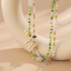 Dettaglio catena in vita boho con perline colorate, conchiglie e pietre naturali