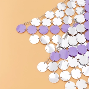 Dettaglio macro di paillettes viola e argento con anelli su una catena per il corpo