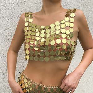 Détail de l'ensemble chaîne de corps bikini à paillettes dorées avec anneaux réglables