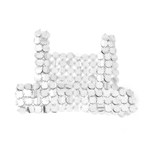 Détail de la veste en cotte de mailles à paillettes argentées montrant des disques