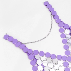 Vista dettagliata della catena per il corpo con paillettes viola e argento e anelli