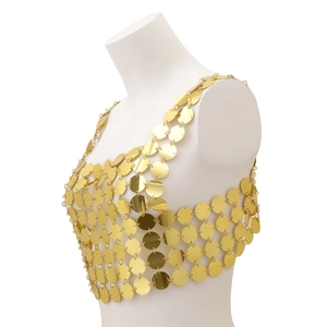 Détail de la chaîne de corps à paillettes dorées montrant les disques métalliques sur mannequin