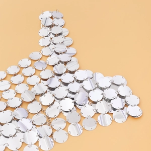 Vue macro détaillée de paillettes argentées reliées pour une chaîne de corps bikini