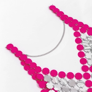 Dettaglio macro di paillettes rosa e argento con anelli in metallo per catena corpo