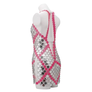 Dettaglio dell'abito con paillettes rosa e argento con anelli di metallo