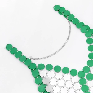 Dettaglio della catena per il corpo con paillettes verdi e argento e chiusura regolabile