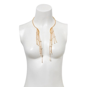 Detail van gouden choker met trapsgewijze kwastjes en elegante imitatieparels