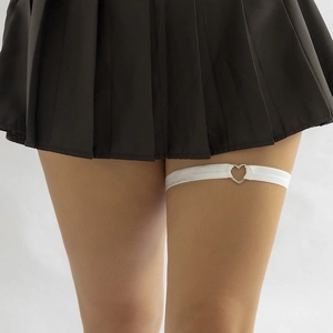 Jarretière élastique blanche avec boucle coeur en métal argenté sur la jambe