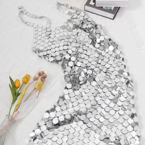 Sexy geometrische hohle Pailletten-Körperkette Silberkleid mit reflektierenden Metallscheiben