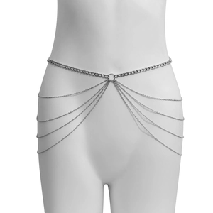 Détail d'une chaîne de corps argentée multicouche en forme de U avec franges métalliques