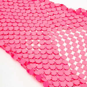 Detail van roze paillettenstof met metalen ringen voor feestelijke lichaamsversiering