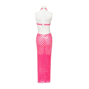 Detailweergave van roze lovertjes haltertop en maxi-rok set met metalen holle mazen