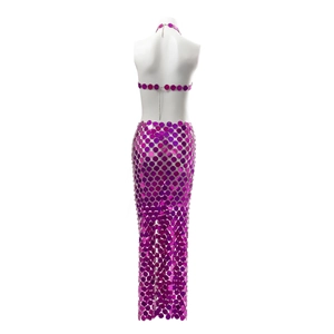 Detail achteraanzicht van de fuchsia pailletten set met haltertop en lange body chain rok