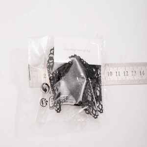 Confezione bracciale a catena gotica con righello per dimensioni e scheda moda