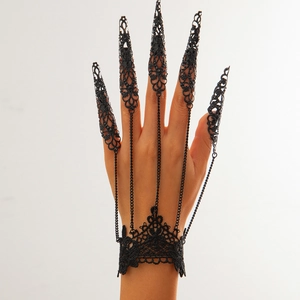 Dettaglio del bracciale gotico in pizzo nero con anelli ad artiglio e frange metalliche