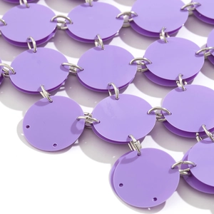 Detail der lila Pailletten und Silberringe an einer stylischen Festival-Körperkette