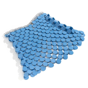Detail der blauen Pailletten-Körperkette mit Metallringen, die bunte Scheiben verbinden
