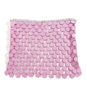 Nahaufnahme eines pinken Pailletten-Body-Chain-Rocks mit silbernen Metallverbindungen