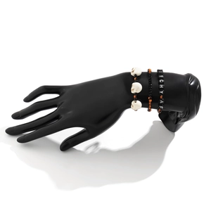 Juego de tres pulseras de Halloween con calaveras, cuentas naranjas y letras WITCHY AF