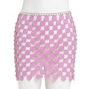 Detailaufnahme des rosa Pailletten-Kettenrocks mit Metallringen und Disc-Mesh-Struktur