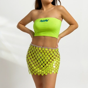 Detailansicht des fluoreszierend grünen Paillettenrockes und des POPULAR-Bandeau-Tops