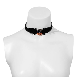 Dettaglio di un choker gotico di Halloween con zucca arancione e ali di pipistrello nere