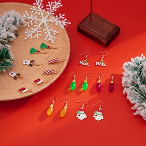 Détail de boucles d'oreilles de Noël avec lettres Noel colorées et pendentifs bonhomme